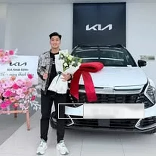 Kia Nam Định - Hỗ trợ khách kiểm tra xe trước khi nhận.