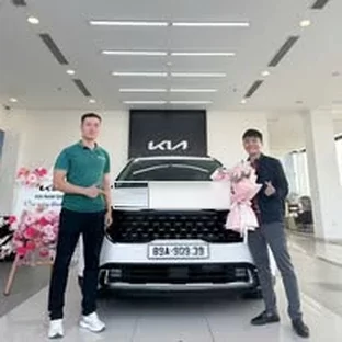 Kia Nam Định - Khách hàng nhận xe sau khi hoàn tất thủ tục.