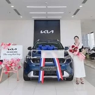 Kia Nam Định - Hỗ trợ khách kiểm tra xe trước khi nhận.