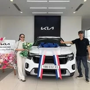 Kia Nam Định - Khách hàng nhận xe sau khi hoàn tất thủ tục.
